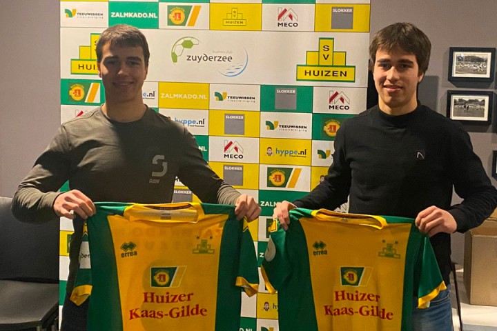 Van den Abeelen met het shirt van S.V. Huizen