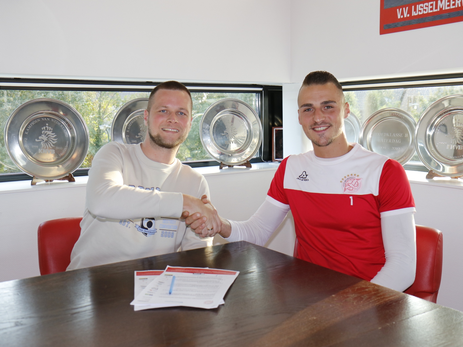 Jaimy Schaap (rechts op foto) heeft zojuist zijn contractverlenging ondertekend en schudt de hand van bestuurslid technische zaken Jaap Jan de Graaf 