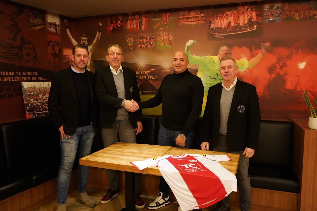 Handschudden Gert Jan Karsten hoofdtrainer Ruud van Diermen voorzitter IJsselmeervogels Patrick Dreijer TC Group Frank van den Bos voorzitter sponsorcommissie. webjpg