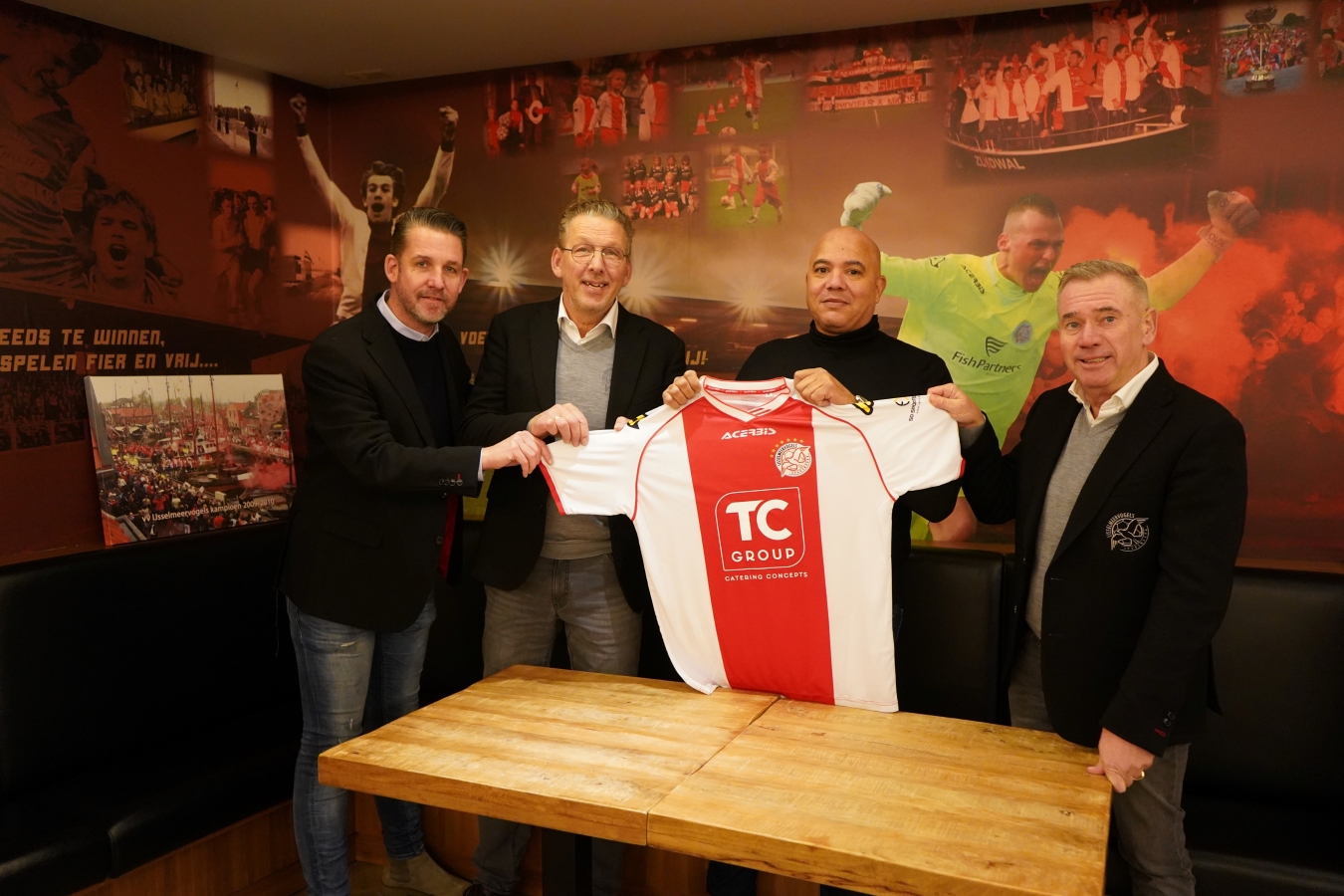 Shirt overhandiging Gert Jan Karsten hoofdtrainer Ruud van Diermen voorzitter IJsselmeervogels Patrick Dreijer TC Group Frank van den Bos voorzitter sponsorcommissie web