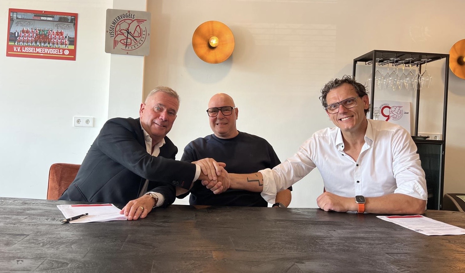 JT ondertekend contract