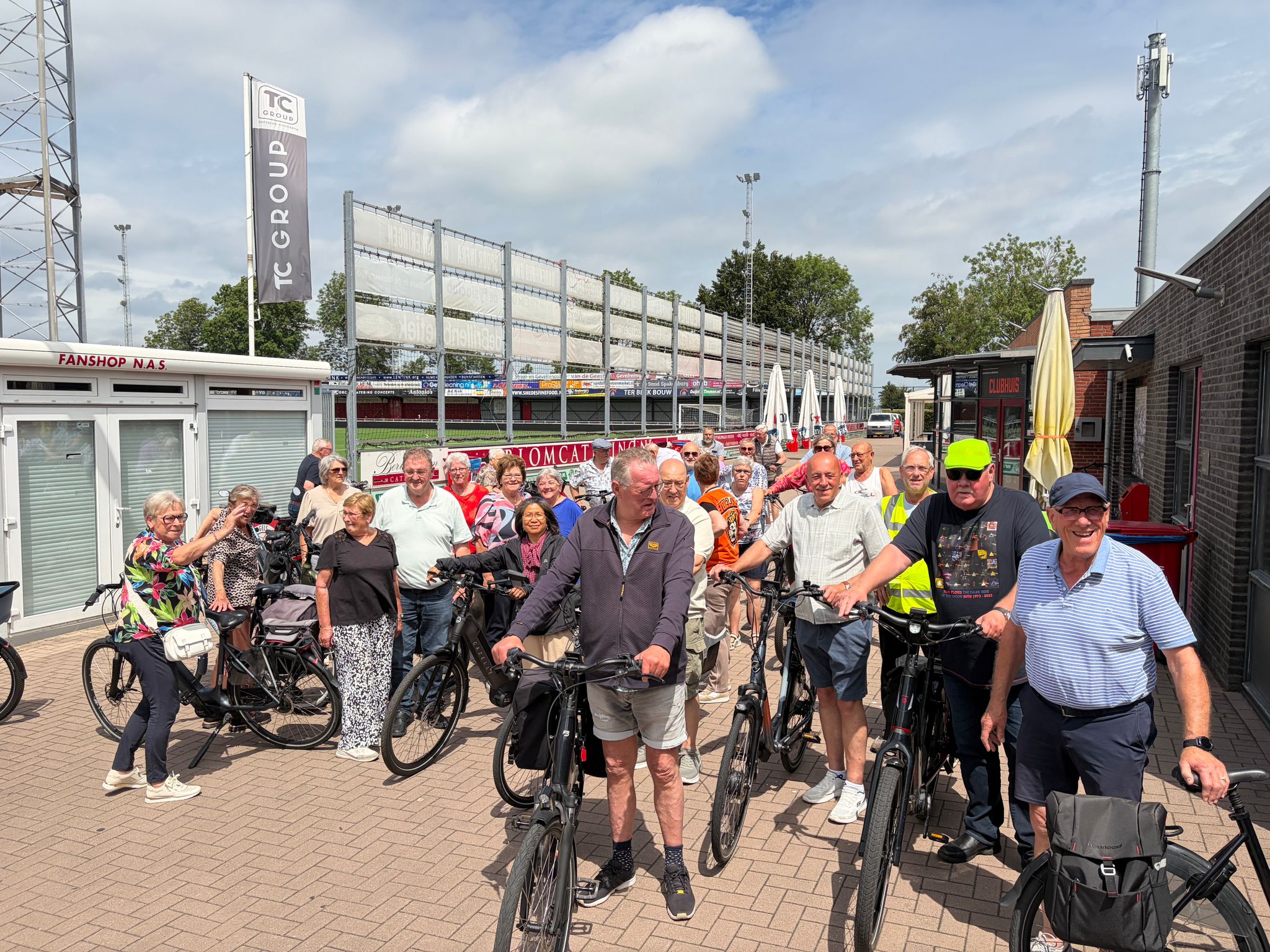 Fietstocht groepsfoto fiets