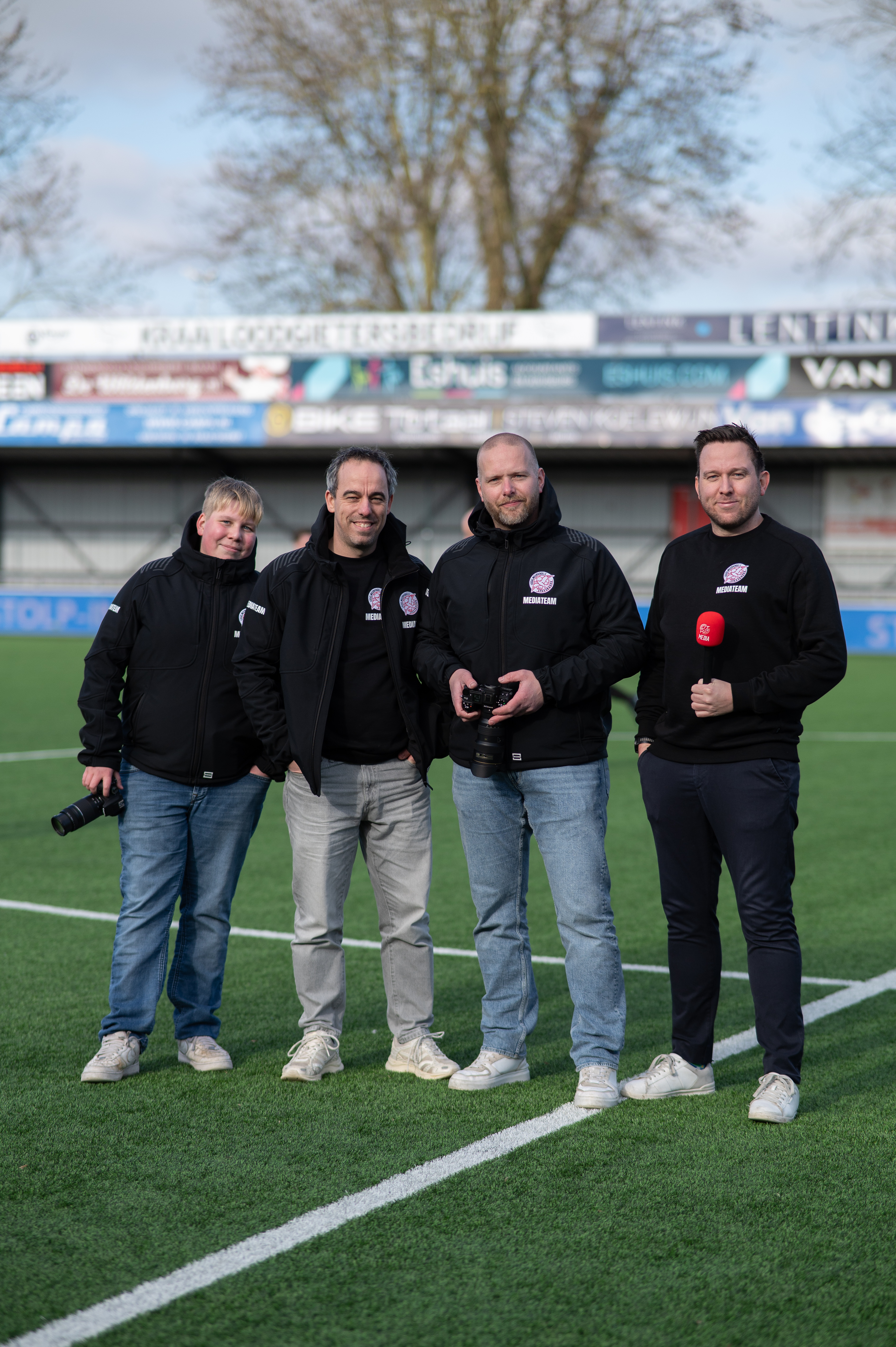 Mediateam teamfoto nieuwe kleding