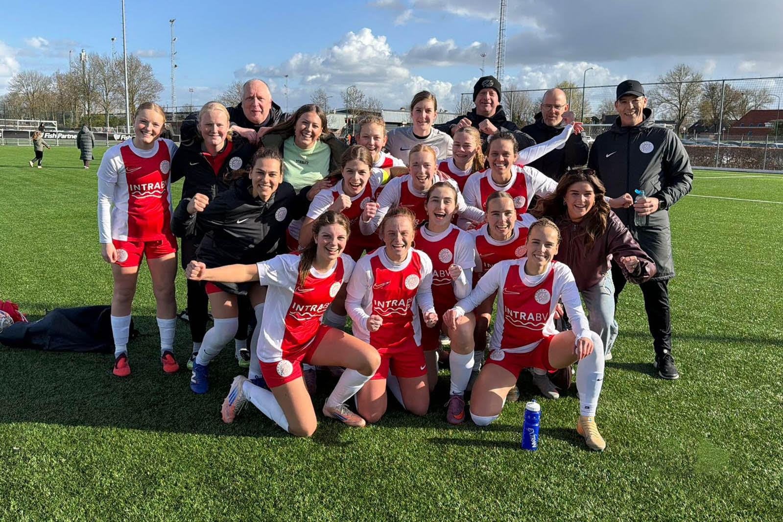 Vrouwen 1 wint Real Sranang