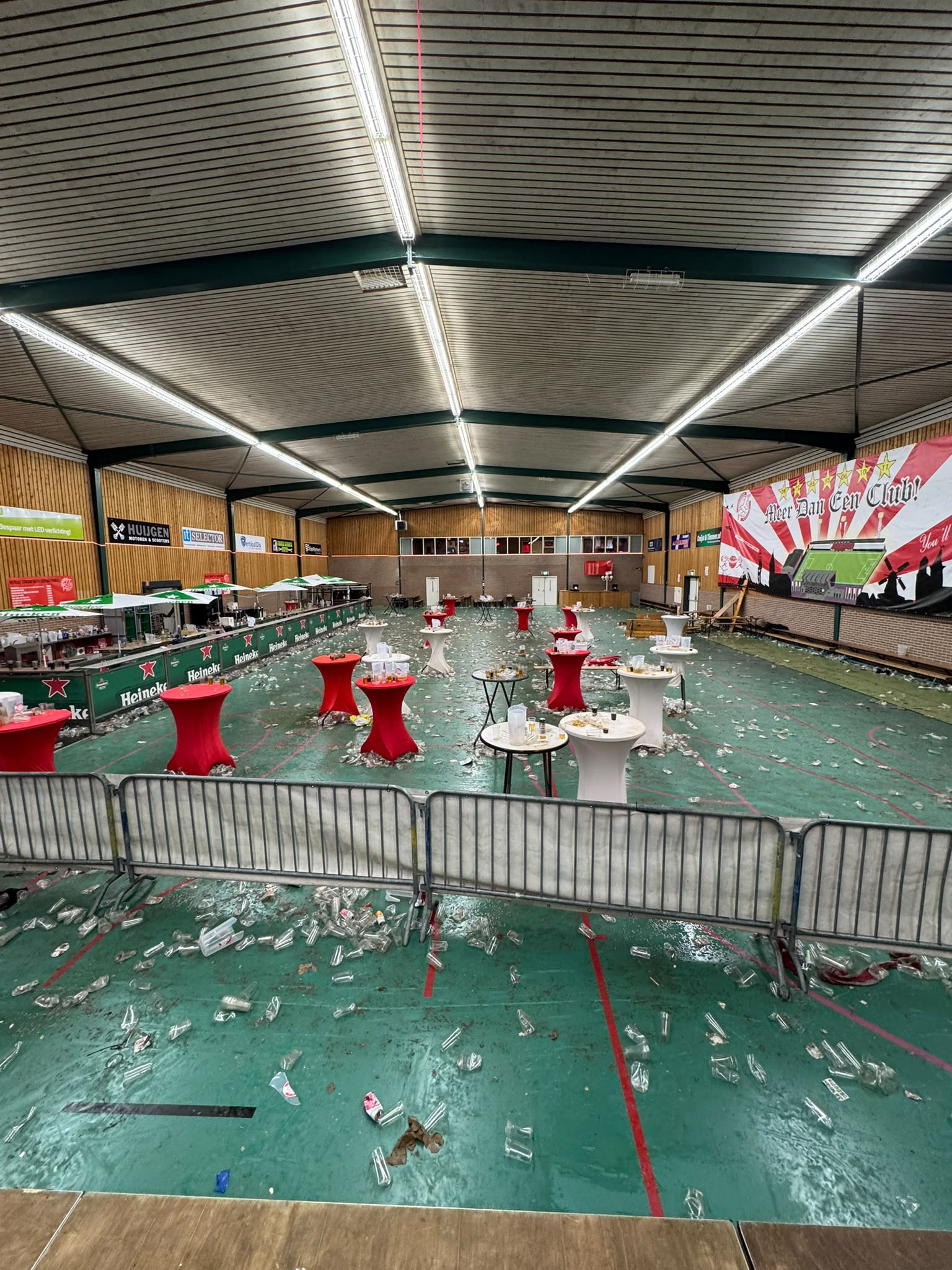 Sporthal na derbyfeest