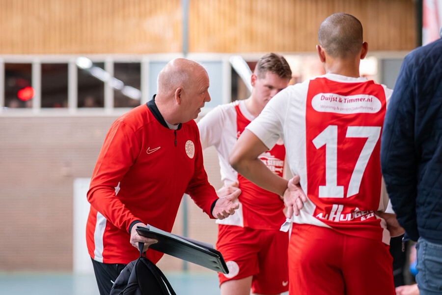Futsal 1 kansloos onderuit tegen koploper