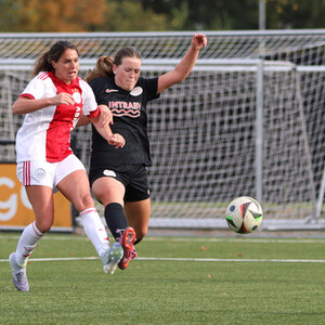Ajax twee maten te groot voor Vrouwen 1
