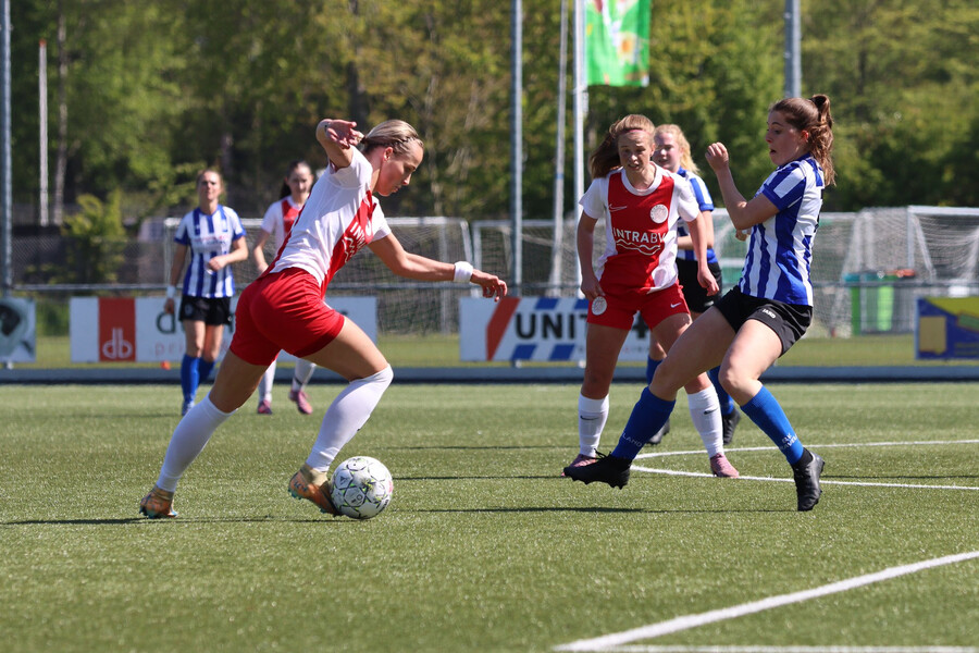 Vroege achterstand breekt Vrouwen 1 op in 's-Graveland