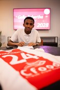 Talentvolle Gello Robertha tekent voor twee seizoenen