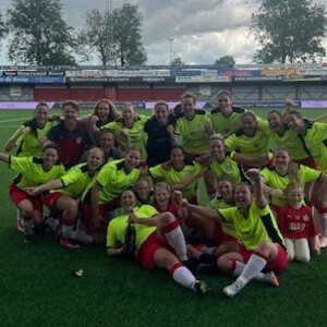 Vrouwen 2 kroont zich tot kampioen na overtuigende 4‑1 zege op Odin VR2