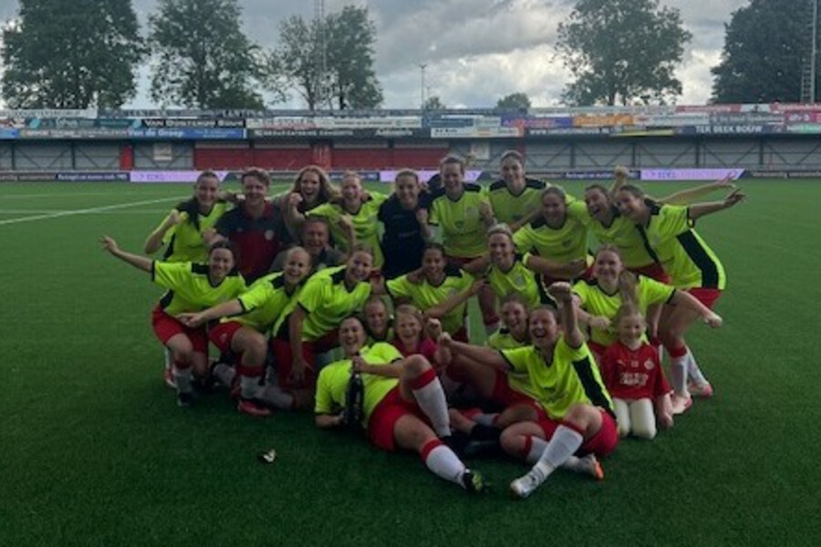 Vrouwen 2 kroont zich tot kampioen na overtuigende 4‑1 zege op Odin VR2