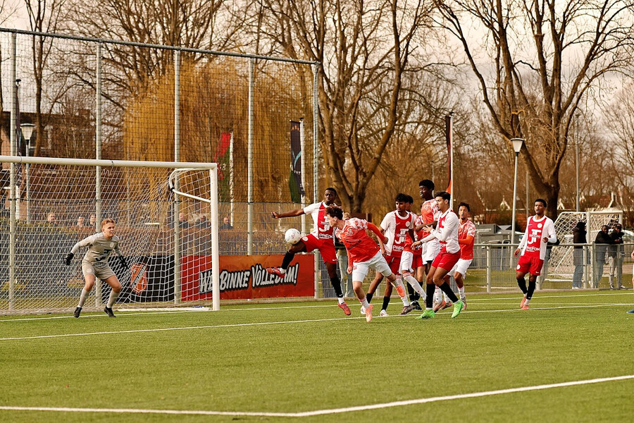 O21 afgetroefd door sterk Volendam