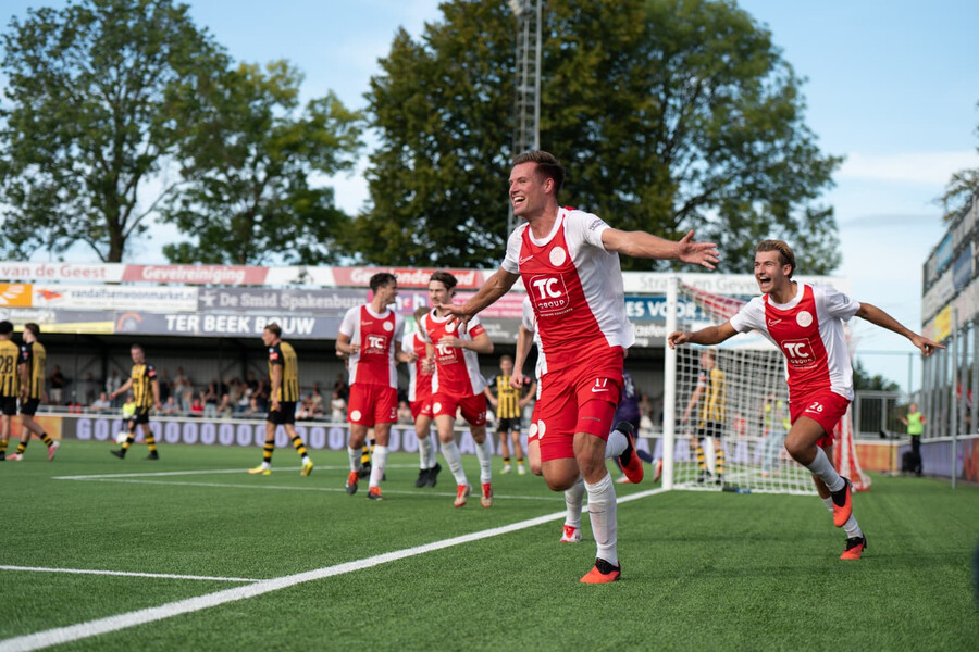 Hattrick Van den Dikkenberg bezorgt Vogels heerlijke thuiszege