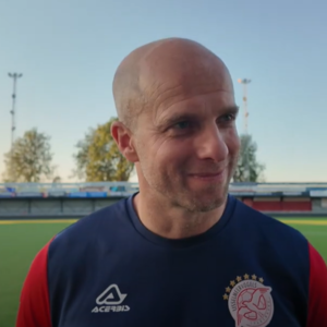 Bronkhorst blikt terug op eerste trainingsweek: “We willen domineren, ook in de Tweede Divisie”