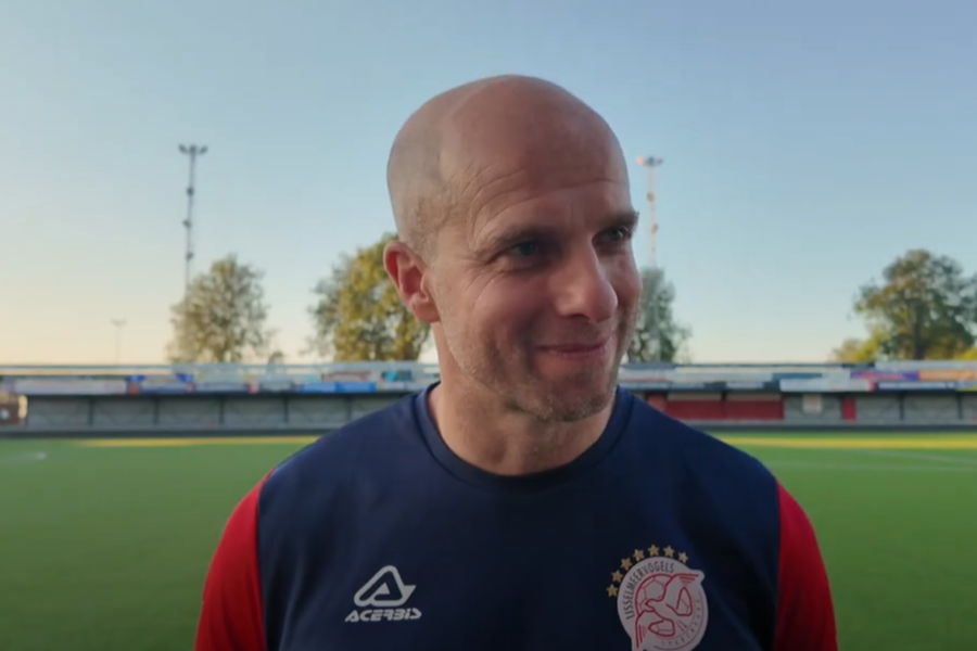 Bronkhorst blikt terug op eerste trainingsweek: “We willen domineren, ook in de Tweede Divisie”