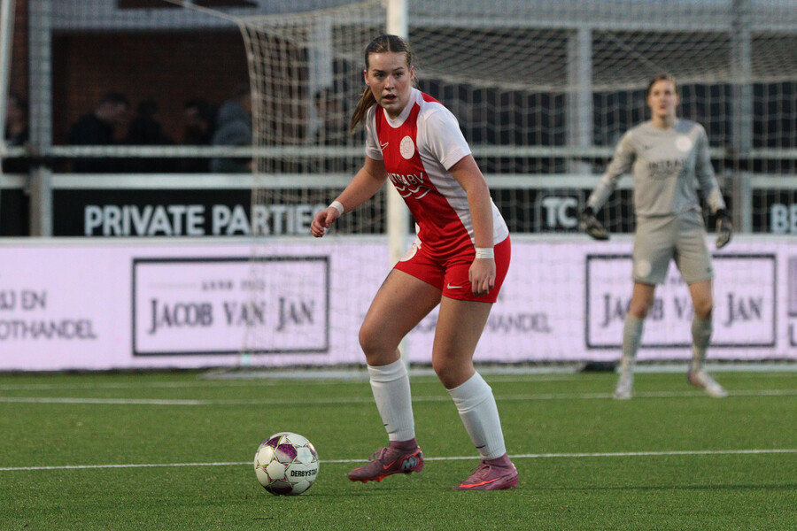 Vrouwen 1 laat onderuit na discutabele treffer