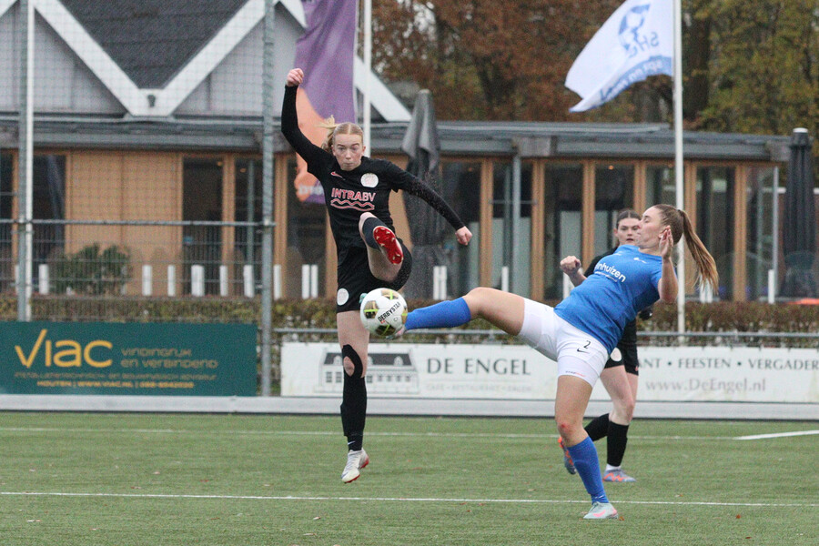 Vrouwen 1 geeft overwinning zelf uit handen