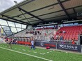 Nieuwe stoelen op hoofdtribune