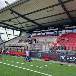 Nieuwe stoelen op hoofdtribune