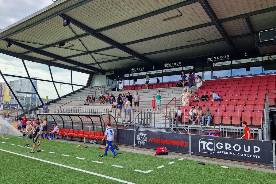 Nieuwe stoelen op hoofdtribune
