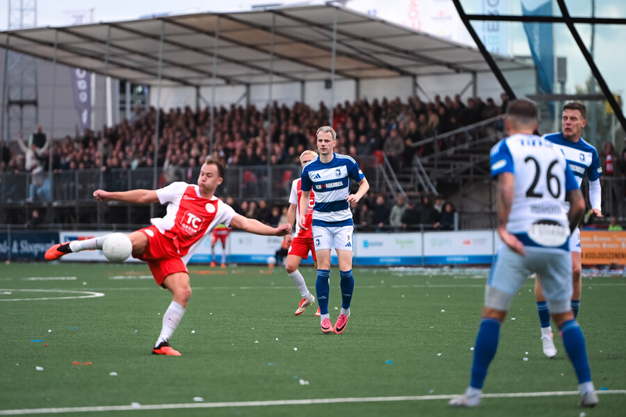 Vogels draaien derby om en klimmen naar tweede plaats