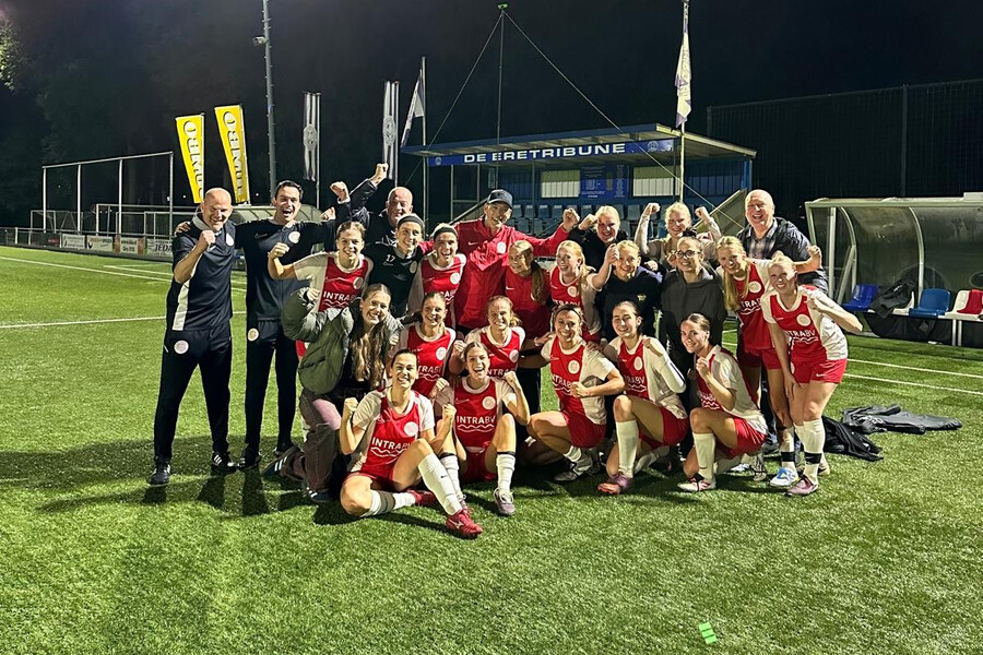 Vrouwen 1 met doelpuntrijke zege naar achtste finale