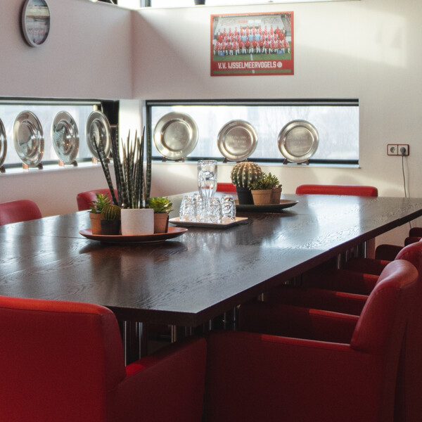 Van de bestuurstafel, een realistische blik