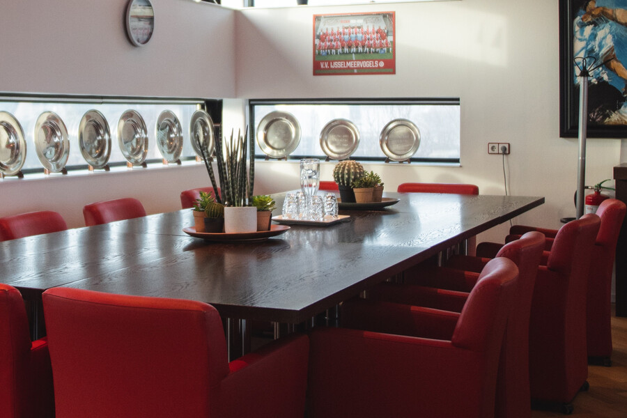 Van de bestuurstafel, een realistische blik