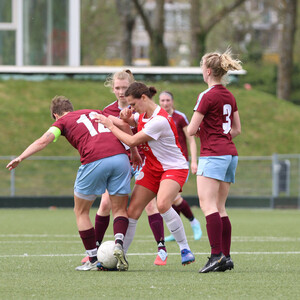 Sterke eerste helft legt basis voor zege van Vrouwen 1